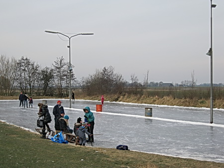 De baan ligt er uitstekend bij, de belangstellenden hebben volop ruimte, zowel de bedrevenen als de beginnelingen....