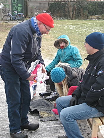 Ja, hulp van pappa wordt extra gewaardeerd en werkt stimulerend! Hoed af voor de startende kinderen die ondanks valpartijen dapper doorzetten! Zouden er trouwens nog gewone "houtjes" in gebruik zijn?