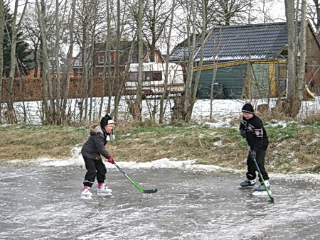 Jonge kinderen, Stoltalenten, die handig de ijshockeysticks hanteren. Klasse!