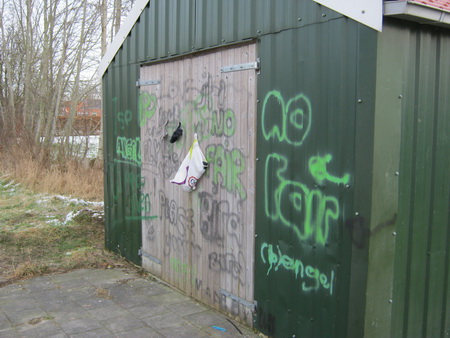 Een kunstzinnige keet ongetwijfeld, met spuitbus en gevonden voorwerpen kun je een stilleven creëren.... "Toch", zei een aanwezige, "kan ik maar moeilijk wennen aan die open plek waar eens de oude Dörpsstee stond...!"