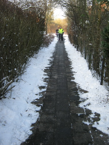 Je hebt ze nog, dorpsbewoners met sociaal gevoel die in tijden van sneeuwoverlast de handen uit de mouw steken! Margreet Thomassen bijvoorbeeld die energiek de platgereden en - getrapte sneeuwlaag op het verbindingspad tussen Verlengde Oosterweg en Nieuwstraat te lijf ging. Resultaat: een prima begaanbaar tegelpad!