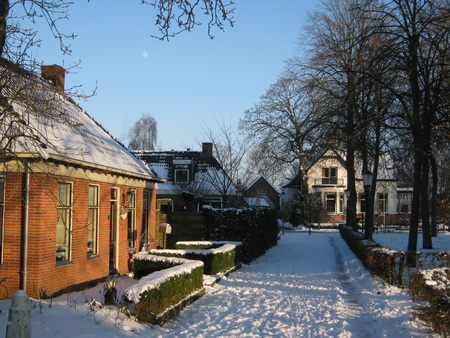 Ook deze Torenstraat met links het (Henk) Koetshuis en op de achtergrond de pastorie is een plaatje, met de sneeuw als toegevoegde waarde!