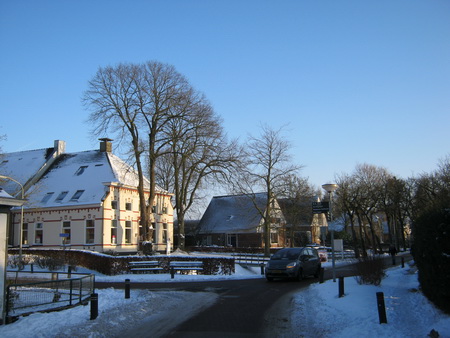 Nog zo'n dorpsplek waar zonlicht voor iets extra's zorgt: De Langestraat bij de aftakking naar de Oosterweg, met de Sicke Benninghestede als stralend middelpunt!