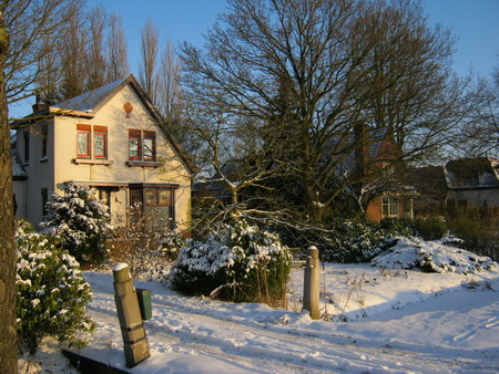 En deze twee huizen, haast al historie, ten dode opgeschreven, maar prachtig om van te genieten zo lang het nog kan! (Overigens is de beloofde volgende brief met informatie van de Provincie nog steeds niet ontvangen. Enfin, we hbben nog een laatste januariweek....)
