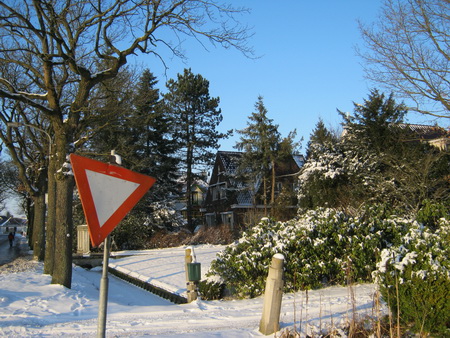 Soms is het goed om even terug te kijken, achterom.... Zo te zien hangt de 'voorrang' er hier maar een beetje ondermaats bij....