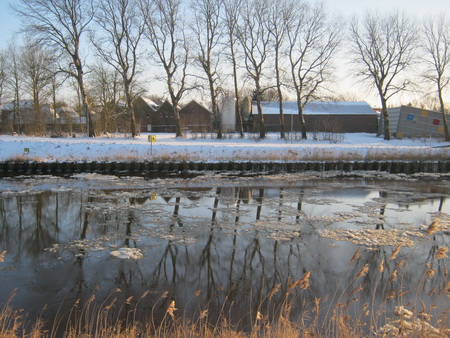 Lopend langs de kanaalweg NZ zie je de Zuidhorner overkant dubbel... (Nee, heeft niets met drankgebruik te maken....)