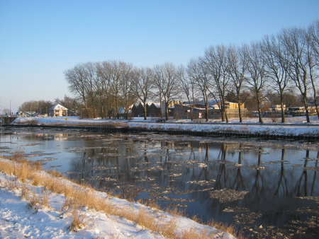 ...En het beeld richting de brug blijft evenzeer boeien! De tijd dat het Van Starkenborghkanaal nog wel eens dichtvroor, lijkt definitief voorbij....