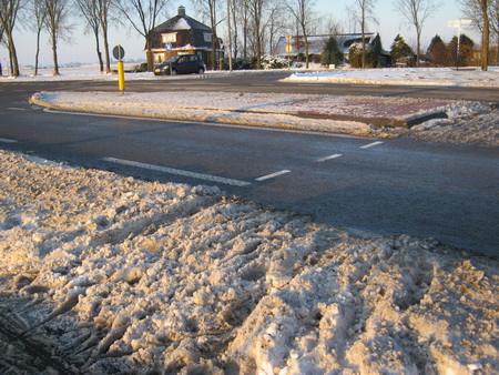 Tot slot de situatie bij de noordelijke afslag N355, het dorp in. Aandacht genoeg voor de rijbanen, maar de verbindingsstukjes naar o.a. het fietspad zijn dagenlang "een troep".... Net als het eerste deel van het trottoir... Nou ja, dan maar op de weg lopen, is die ook voor óns schoongeveegd...