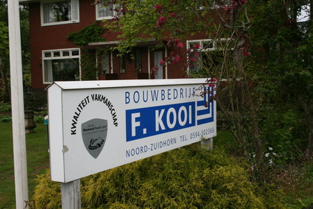 Op de achtergrond het dubbele Kooi-huis, door (groot)vader Reint gebouwd in 1936. Rechts geboorte- en woonhuis Frits Kooi.