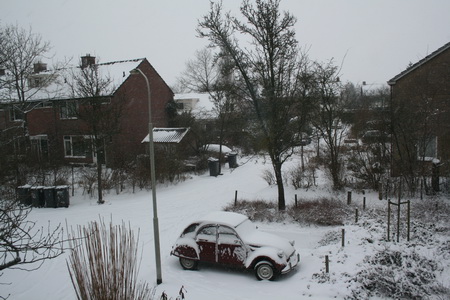 Foto's van binnenuit.... Deze jagende sneeuw is de op een na grootste vijand van de cameraliefhebber... Kijken en kieken vanachter dubbel glas!