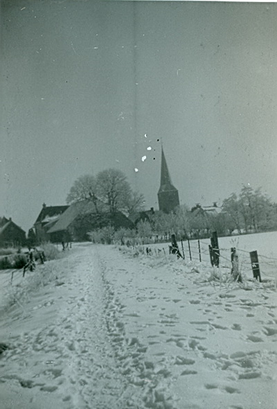 Oude weg besneeuwd richting Gouden Leeuw HG verkl