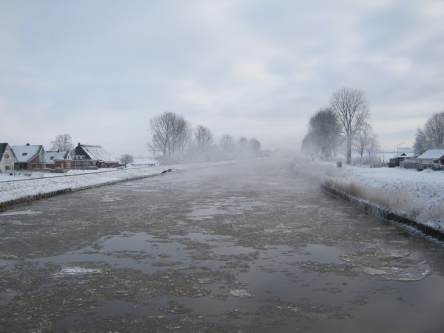De plek waar de nieuwe, vaste hoge brug komt, is op deze foto nog in nevelen gehuld....