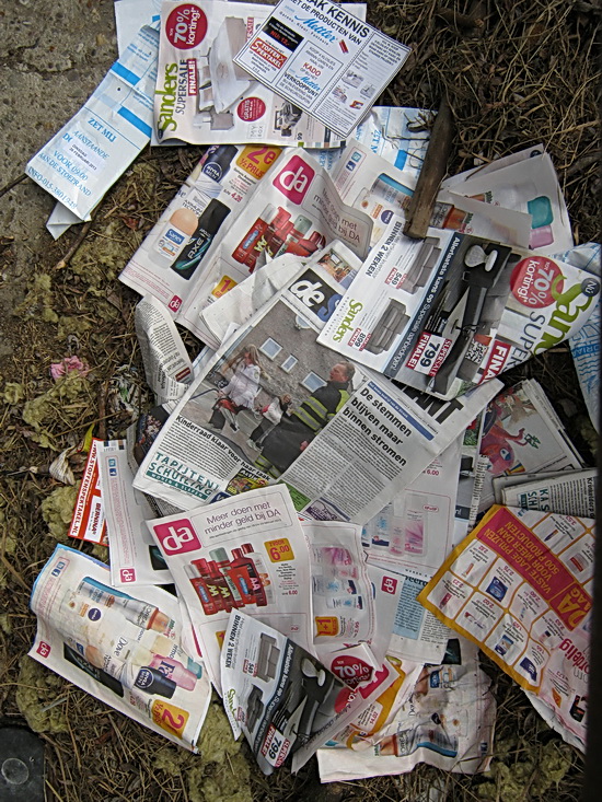 Drukwerkzooi in de oude schuur.... Gelukkig niet in de sloot, maar dit lijkt me ook niet bepaald een fraaie oplossing....