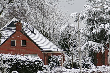 Besneeuwde dorpen hebben verrassende hoekjes, zoals hier bij huize Hommes. Herkenbaar? Het pand waar ooit Hoekzema petroleum verkocht, Dijkstra boerde?