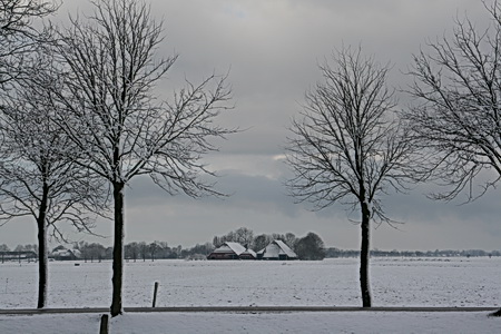 In de verte de besneeuwde hoeve van Nico Vermue. Dichterbij te halen, maar zo in de (schijnbare) verlatenheid heeft het ook wel wat...