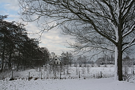 Het vroegere landarbeidershuisje bij de boerderij van Schuiringa, wit in een nog wittere omgeving!