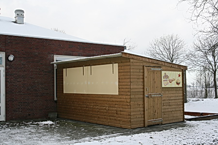 Soms gaat de functionaliteit voor de esthetica... Zoals hier bij de warme-hap-kraam, aangebouwd....