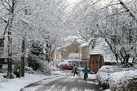 Prachtig gedeelte van de Noordwijkweg met rechts huize Hommes, het vroegere Dijkstra-boerderijtje. Mika en vriendje?broertje? vinden de gladheid een lust voor de crossfiets...