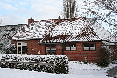 Ja, ze wonen er nog steeds, Melis en Stien Dijkstra, in het oude(rlijk) huis, nu geïntegreerd in de bebouwing, vroeger 'losstaand' op de ruimte.. .