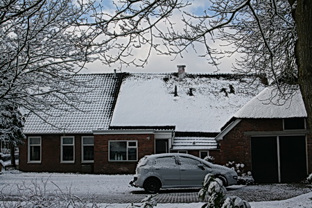 De vroegere boerderij van Huizinga, later als woonhuis benut door de familie Heys, nu bewoond door de fam. Klaveringa, inclusief workshopmogelijkheden!