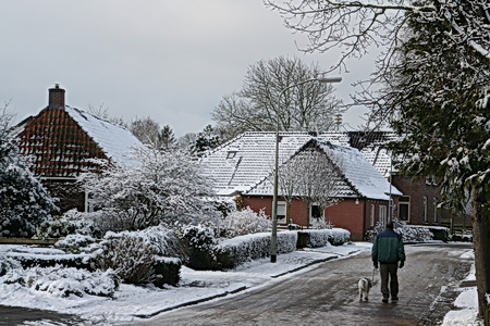 Zicht op de Moeshorn, en De Boer, hij wandelt voort, met hond....