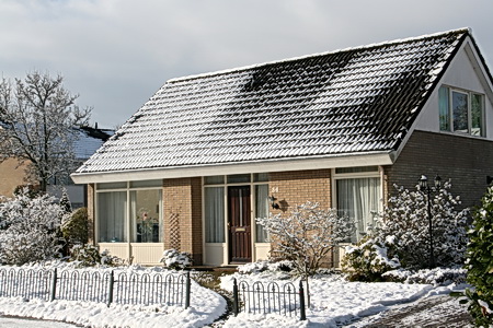 Bungalow aan de Verlengde Oosterweg. Komt beter uit, zo zonder lindes. En de fruitboompjes wachten op het voorjaar om groter te groeien...