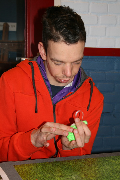 Wie ook aanwezig was? Knutselaar Jan Fokkinga: "Ik maak een hartje!" In de kraam bij Petra Klaveringa.