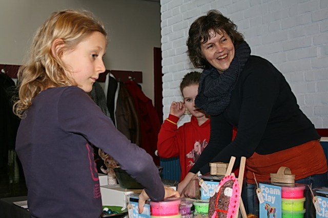 Petra Klaveringa is er zelf ook. Goed gehumeurd staat ze belangstellenden te woord en zet ze kinderen aan het werk. Meteen reclame voor workshops en kinderfeestjes!