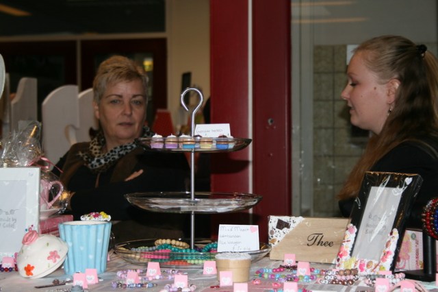 En deze dames blinken uit in pasteltinten: Sieraden, theekistjes, ik heb eigenlijk niet goed gekeken wat er op tafel lag....