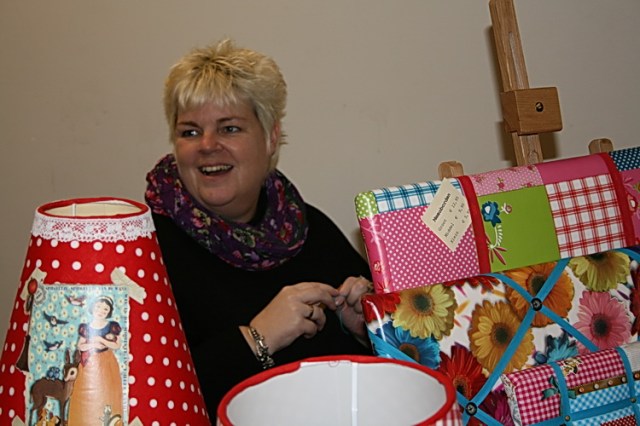 De sfeer is prima tijdens de creatieve markt, de gemaakte producten zien er prachtig uit, en de handen blijven bezig!