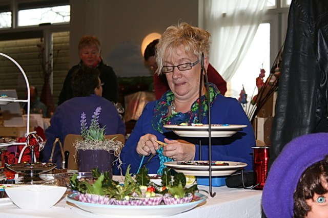 Kijk, hier zit allrounder Gea! Ze maakt niet alleen heerlijke chocola, maar weet ook de breipennen te hanteren!