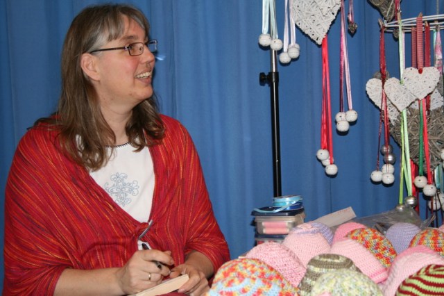 Buurvrouw Margriet Thomassen heeft een daalders plekje in de hoek bij het podium, met af en toe tijd voor het fraaie uitzicht over de landerijen... Maar de verkoop......