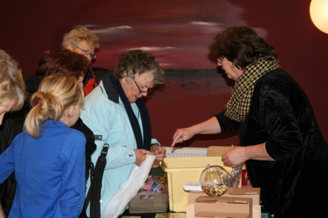 Enthousiasme aan weerskanten tegen een kleurige Antoinette-Burglerachtergrond...