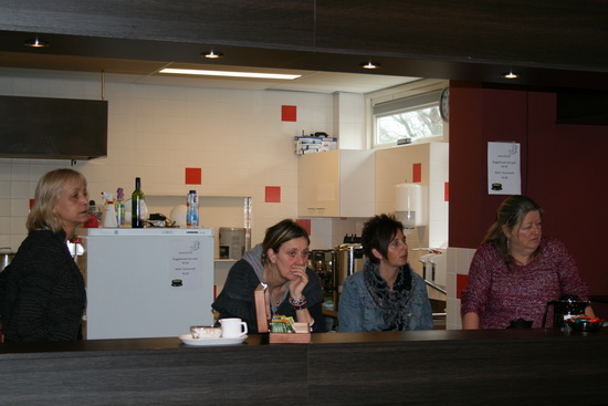 Ach, het viertal barmedewerkers is éven werkloos en daar houden ze niet van. Dan gaan meteen de mondhoeken naar beneden... (Al houdt Anyk keurig haar hand ervoor...)