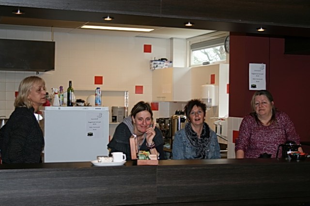 Maar zie, wat een enkele fotograaf met flitslicht niet vermag... Een bevrijdende lach!