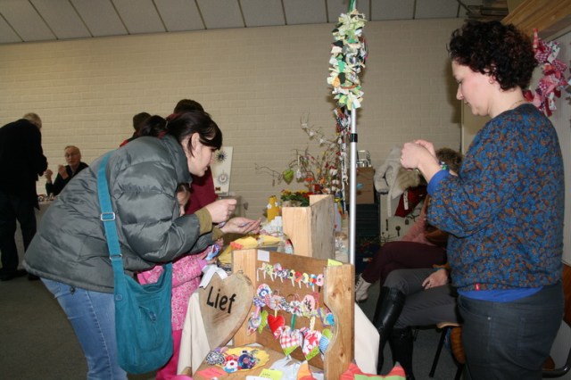 Kijken naar al dat moois is vermoeiend, maar moeder en dochter houden het moeiteloos vol, lijkt het....