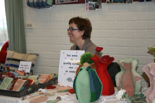 Gerry Birza is 'over de brug' gekomen met o.a. haar prachtige ansichtkaarten en telefoonhoesjes. Ze houdt de moed erin al is de handel op dat moment wat slapjes...
