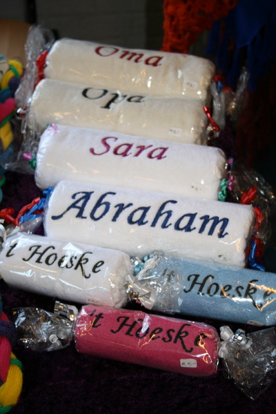 Voor elk wat wils op diverse tafels, oma en opa, 50 jaar of niet......