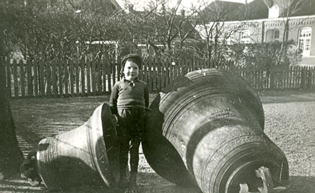LM Jongetje Jaap Helmus met klokken Franssum (kl) en Noordhorn (gr)