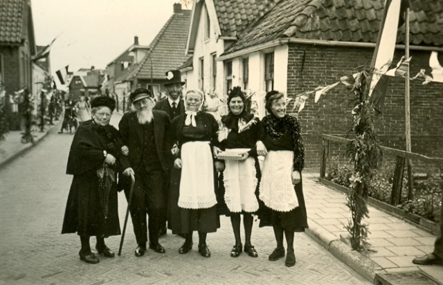 Schoolfeest1956GroepjeinNieuwstraatmetmevrBroersma