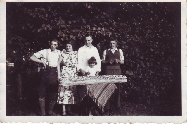 Wieko Hekkema staat hier links op de foto met het bakkersgezin van De Vries
