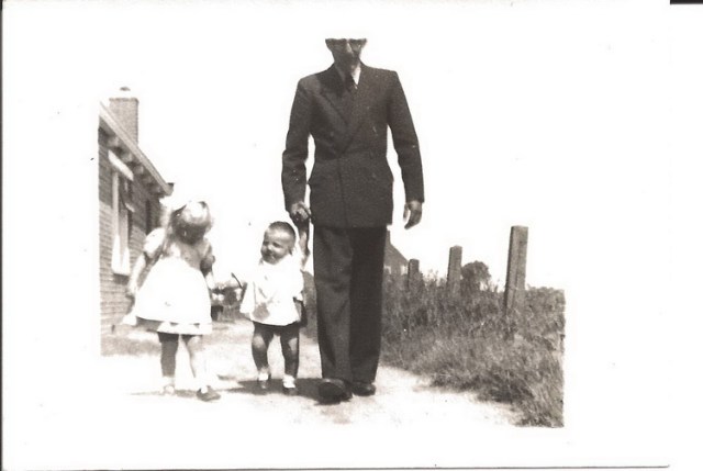 Koert Boomsma sr met dochtertje Wietske en zoontje Koert jr