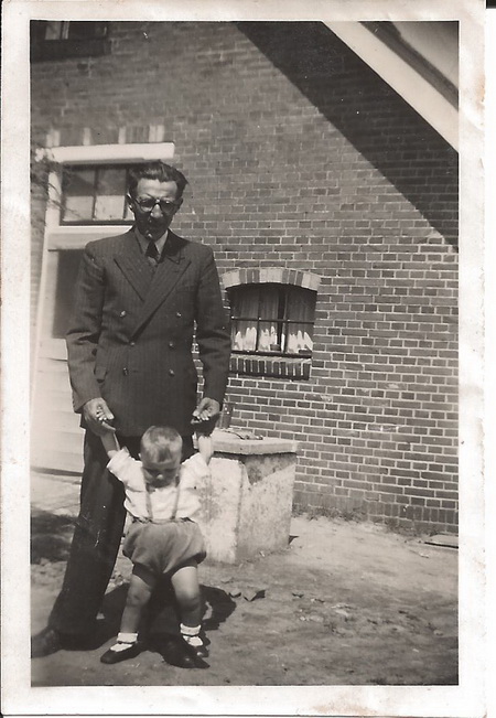 2x Koert Boomsma, senior en junior, in 1948 op "Het Buurtje"