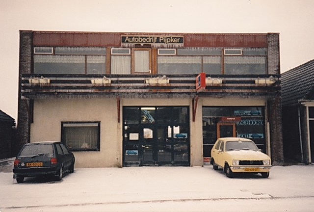 De woning boven de garage aan de Langestraat tijdens een ijzelperiode, tweede helft jaren tachtig