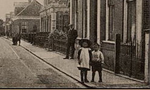 Rechts op de voorgrond, Antje en Jakob Visser, kinderen van schoenmaker/barbier Anne Visser. Honderd jaar geleden, of meer.....