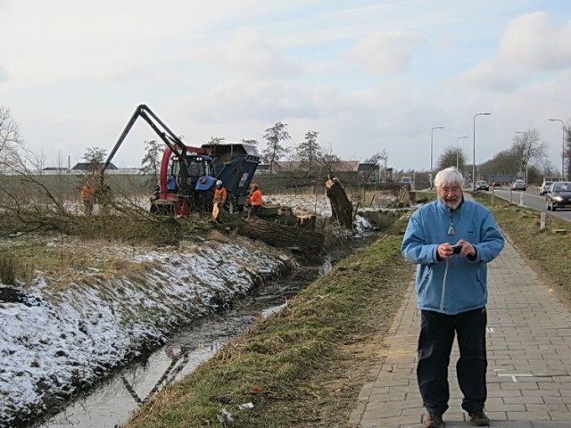 Hij komt me al tegemoet, de man in lichtblauw met het Canonkleinood zorgzaam in de handen: Jan Thijs de Haan, reporter ter plaatse!