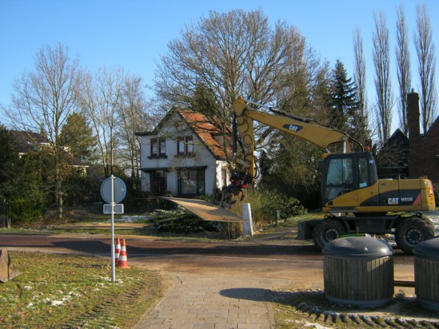 Dinsdagmorgen, op weg naar de bakker.... Ik zie dat de brug omhoog gaat, kan ik net zo goed eerst even een paar foto's maken. Met een grijper worden platen in de voortuin van nummer 11 gelegd. Het huis wordt nu nog geflankeerd door bomen en heesters.