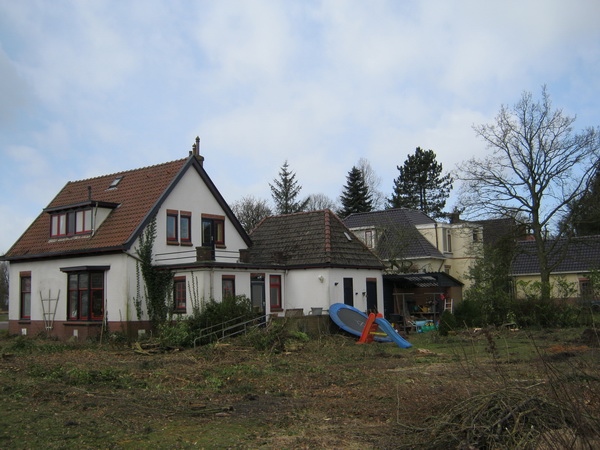 De ontstane kaalheid doet kil aan, net alsof een huis in zijn blootje komt te staan....