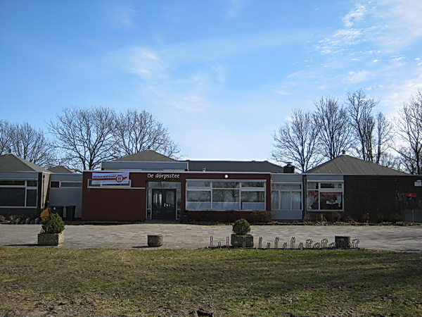 Hier ligt/staat de trots van Dorpsbelangen Noordhorn, het dorpshuis in de voormalige Willem-Lodewijkschool. Nog steeds het "NL Doet" spandoek aan de gevel....