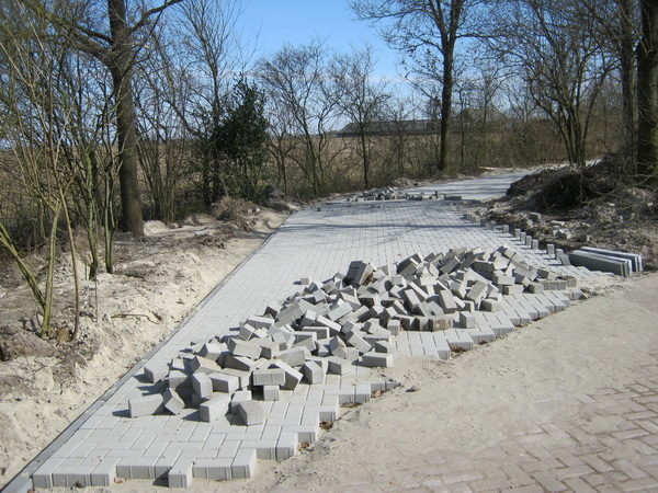 En of er gewerkt is!! Er komt een breder toegangspad langs de noordkant naar het evenementenveld aan de oostkant. Nee, nog niet af, maar Keulen en Aken zijn ook niet op één dag gebouwd....